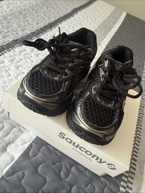 Saucony Omni 9 KDZ Black and Gunmetal Athletic Sneakers